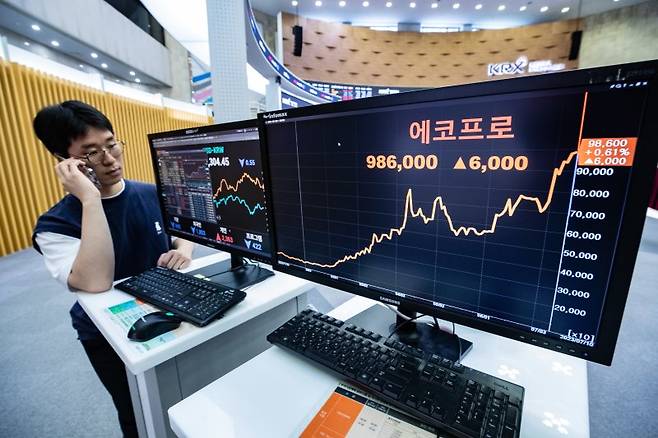 에코프로가 장중 100만원을 기록했던 지난 10일 서울 여의도 한국거래소 모니터에 에코프로 주가가 나오고 있다. 2023.7.10/뉴스1 ⓒ News1 이재명 기자 /사진=뉴스1