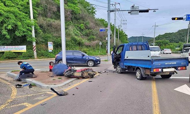 지난 5월31일 오전 9시10분께 충남 당진시 순성면 남부로에서 1톤 화물차(운전자 ㅂ씨·75)가 좌회전하다 마주 오던 오토바이(운전자 ㅇ씨·78)를 들이받아 ㅇ씨가 숨지고 오토바이에 타고 있던 ㅇ씨 아내가 중상을 입었다. 신고를 받고 출동한 경찰과 주민이 피해자들을 응급처치했으나 ㅇ씨는 의식을 회복하지 못했다. 충남경찰청 제공