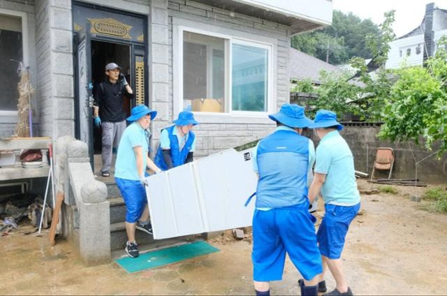 삼성전자서비스 직원이 침수 피해 가구를 방문해 침수된 냉장고를 수리하기 위해 이동하고 있다. 삼성전자서비스 제공