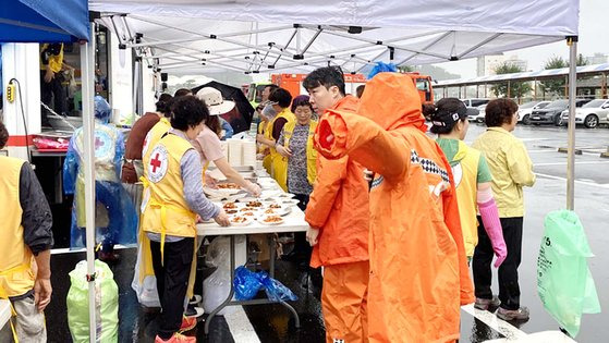 대한적십자사 경북지사가 지난 15일 예천군 예천읍 예천스타디움에서 소방대원과 이재민 500여 명을 대상으로 식사를 지원하고 있다. [사진 경북적십자사]