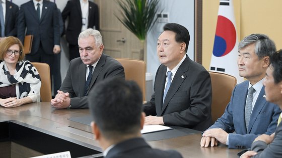 윤석열 대통령이 18일 서울 용산 대통령실 청사에서 열린 한미 '핵협의그룹'(NCG) 첫 회의에서 발언하고 있다. 왼쪽부터 카라 아베크롬비 국가안전보장회의(NSC) 국방·군축 정책 조정관, 커트 캠벨 미 NSC 인도·태평양 조정관, 윤 대통령, 조태용 국가안보실장, 김태효 국가안보실 1차장. 사진 대통령실