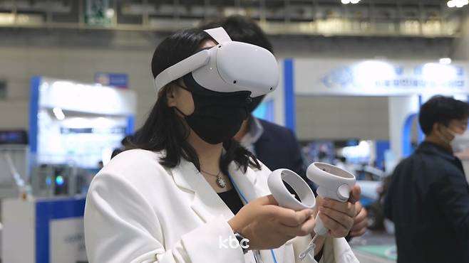 ▲AICON 광주 2022 인공지능 산업 전시회에서 체험하고 있는 참가자