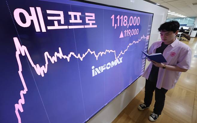 에코프로가 전 거래일 대비 11.91% 오른 111만8천원으로 거래를 마감한 18일 오후 서울 종로구 연합인포맥스 전광판에 에코프로 종가 현황이 표시되고 있다. 연합뉴스