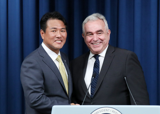 Korean Principal Deputy National Security Adviser Kim Tae-hyo, left, and Kurt Campbell, White House Indo-Pacific coordinator, shake hands at a joint press conference after the inaugural session of the Nuclear Consultative Group at the presidential office in Yongsan, central Seoul, Tuesday. [JOINT PRESS CORPS]