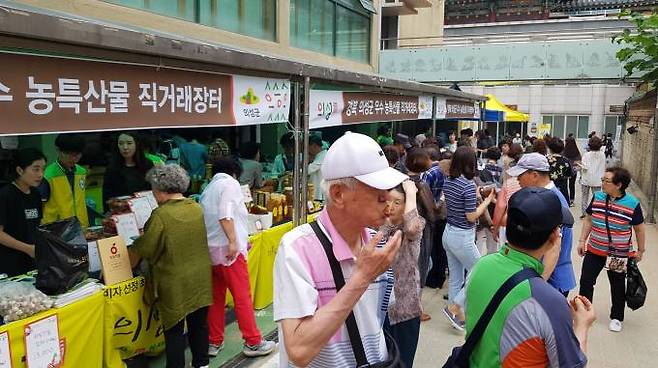 지난해 서울 조계사에서 열린 의성군 농특산물 직거래장터 모습. (의성군 제공)