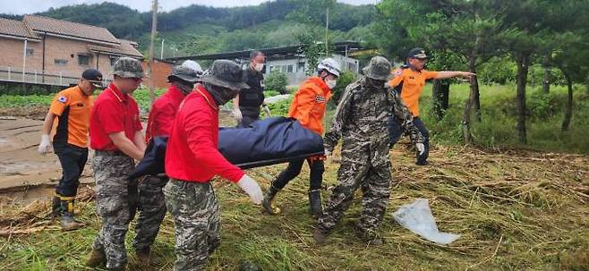 18일 오전 경북 예천군 용문면 제곡리 한천에서 실종자로 추정되는 주민 1명의 시신을 발견돼 병원으로 이송됐다. (경북도소방본부 제공) 2023.07.18