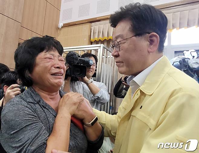 (익산=뉴스1) 유경석 기자 = 이재명 더불어민주당 대표가 18일 전북 익산시 망성면 성북초등학교에 마련된 대피소를 찾아 이재민을 위로하고 있다. 2023.7.18/뉴스1 Copyright (C) 뉴스1. All rights reserved. 무단 전재 및 재배포 금지.