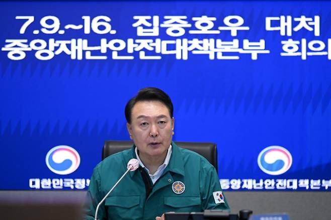 윤석열 대통령이 최근 집중호우로 인한 피해에 대한 복구와 함께 재난관리 체계 변화를 촉구했다. 사진은 지난 17일 서울 광화문 정부서울청사에서 집중호우 대처 중앙재난안전대책본부 회의를 주재하고 있는 모습. /사진=뉴스1