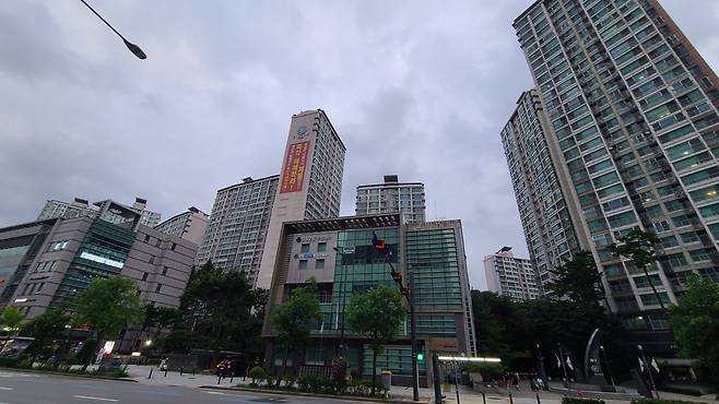 잠실 리센츠 아파트. 아파트 한 건물에 '재산권 침해하는 토지거래허가제 즉각 해제하라'는 문구가 담긴 현수막이 걸려있다. [서영상 기자]