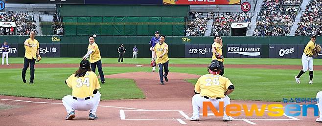 이날 시구를 한 롯데 레전드(롯데 역대 미스터 올스타) 김용희, 허규옥, 김민호, 김응국, 전준우.