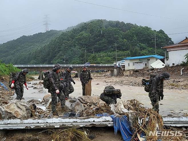 [포항=뉴시스] 안병철 기자 = 18일 예천군 감천면 벌방리 하천변에서 해병대 1사단 신속기동부대 장병들이 실종자 탐색작전을 펼치고 있다. (사진=해병대 1사단 제공) 2023.07.18. photo@newsis.com