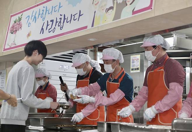 [울산=뉴시스] 구미현 기자 =천창수 울산시교육감은 18일 중구 다운중학교에서 배식과 설거지 등 급식 종사자 업무를 직접 체험했다. 2023.07.18. (사진=울산시교육청 제공) *재판매 및 DB 금지