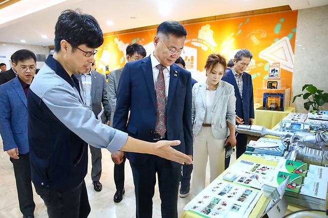 [칠곡=뉴시스]김재욱(앞줄 중앙) 칠곡 군수가 '칠곡 기업마실' 전시회에서 지역 생산제품을 둘러보고 있다.(사진=칠곡군 제공) *재판매 및 DB 금지