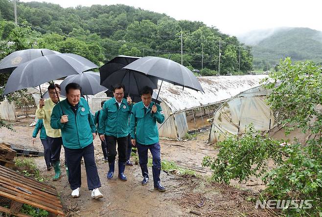 [공주=뉴시스] 전신 기자 = 집중호우 피해 현장 방문에 나선 윤석열 대통령이 18일 충남 공주 탄천면 피해 비닐하우스를 살펴보고 있다. 2023.07.18. photo1006@newsis.com