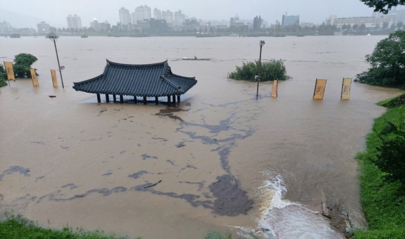 지난 15일 집중호우로 물에 잠겨 있는 충남 공주 공산성 ‘만하루’ 모습. 충남도 제공