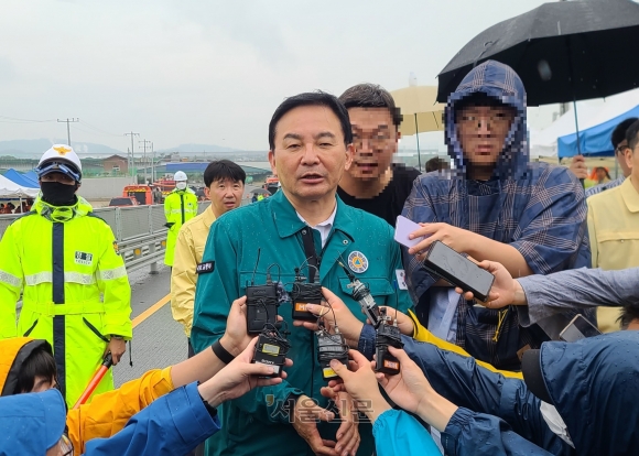 16일 오후 충북 청주시 흥덕구 오송읍 궁평2 지하차도 침수 사고 현장을 방문한 원희룡 국토교통부 장관이 “구조와 복구에 최선을 다하겠다”고 말하고 있다. 이종익 기자