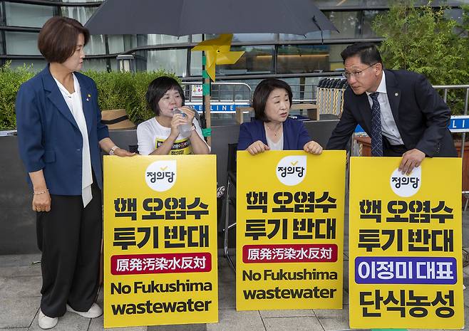 7월4일 이정미 정의당 대표(왼쪽 두 번째)의 단식농성장을 찾은 이은주·심상정·배진교 정의당 의원(왼쪽부터). ⓒ시사IN 박미소