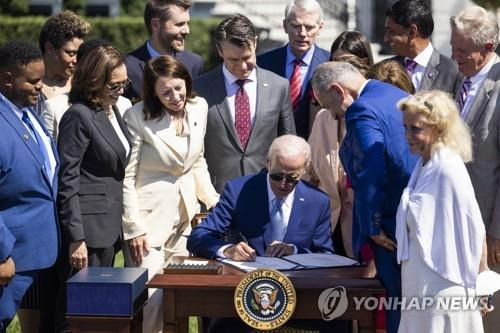 반도체 지원법에 서명하는 바이든 대통령 [EPA 연합뉴스 자료사진. 재판매 및 DB 금지]