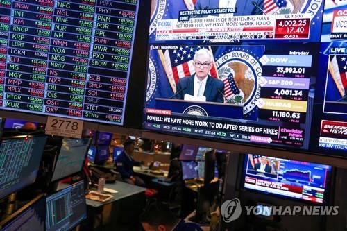 뉴욕증권거래소(NYSE)의 모니터를 통해 중계 중인 제롬 파월 연방준비제도(Fed·연준) 의장 기자회견 [로이터=연합뉴스 자료사진]