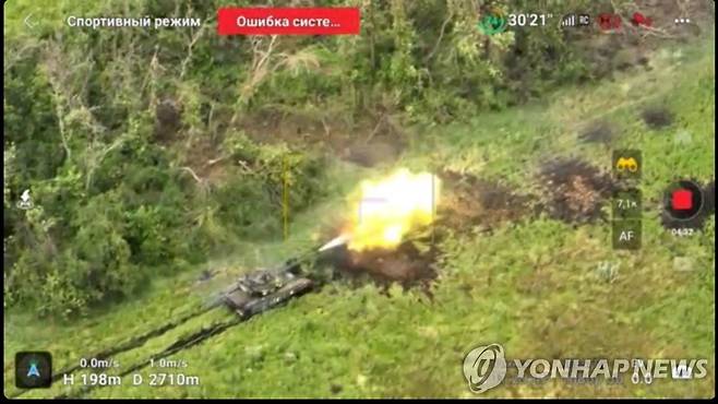 바흐무트 인근서 러시아군 진지 공격하는 우크라이나군 (바흐무트 인근 로이터=연합뉴스) 6월 28일(현지시간) 우크라이나군 탱크가 동부 도네츠크주 바흐무트 인근의 러시아군 진지를 공격하고 있다. [우크라이나 국토방위여단 제공 동영상 캡처] 2023.06.29 clynnkim@yna.co.kr