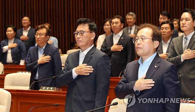 국기에 대한 경례하는 박광온 원내대표와 의원들 (서울=연합뉴스) 하사헌 기자 = 더불어민주당 박광온 원내대표와 의원들이 18일 오후 서울 여의도 국회에서 열린 의원총회에서 국기에 대한 경례를 하고 있다. 2023.7.18 toadboy@yna.co.kr