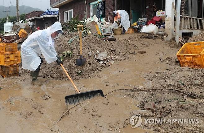 빗속에도 계속되는 복구작업 (예천=연합뉴스) 윤관식 기자 = 18일 오후 경북 예천군 감천면 벌방리에서 마을 주민들이 산사태 피해를 입은 주민의 집에서 복구작업을 하고 있다. 2023.7.18 psik@yna.co.kr