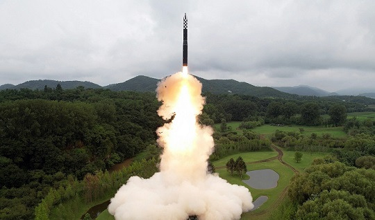 북한이 지난 12일 시험발사한 고체연료 기반의 신형 대륙간탄도미사일(ICBM) '화성-18형' (출처 : 뉴스1)