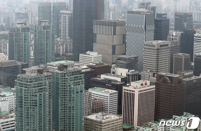 서울 여의도 63빌딩에서 바라본 오피스텔이 밀집한 빌딩 모습. 2023.7.12/뉴스1 ⓒ News1 박세연 기자