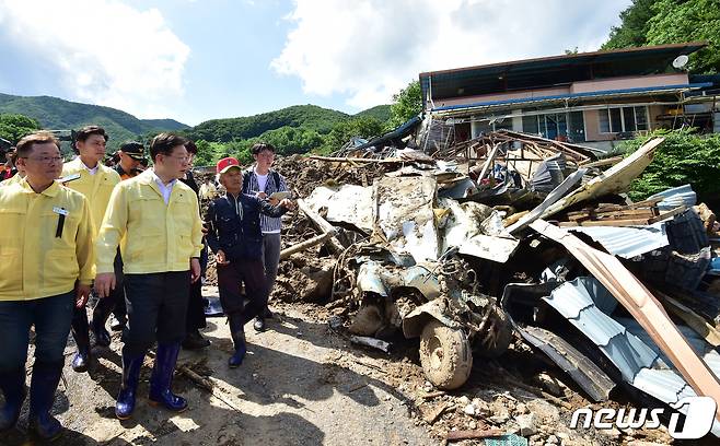 이재명 더불어민주당 대표가 19일 오후 집중호우로 산사태 피해를 본 경북 예천군 효자면 백석리를 방문, 피해 현장을 둘러보고 있다. (공동취재) 2023.7.19/뉴스1 ⓒ News1 황기선 기자