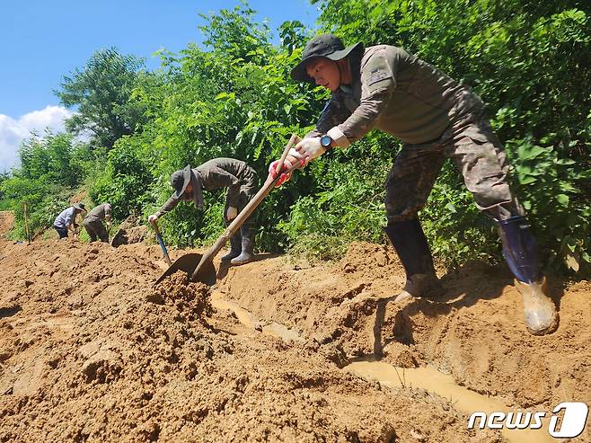 육군 제50보병사단 낙동강여단 장병들이 19일 집중호우 피해지역인 경북 문경시 산양면에서 복구작업을 지원하고 있다. (육군 제50보병사단 제공) 2023.7.19/뉴스1 ⓒ News1 최창호 기자