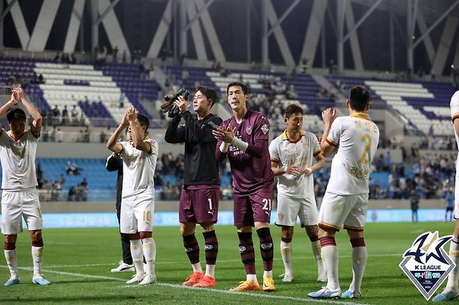 포항 황인재(가운데). 제공 | 한국프로축구연맹