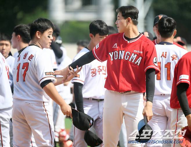 마산용마고 장현석이 광주진흥고 이상준을 위로하고 있다. 목동=정재근 기자