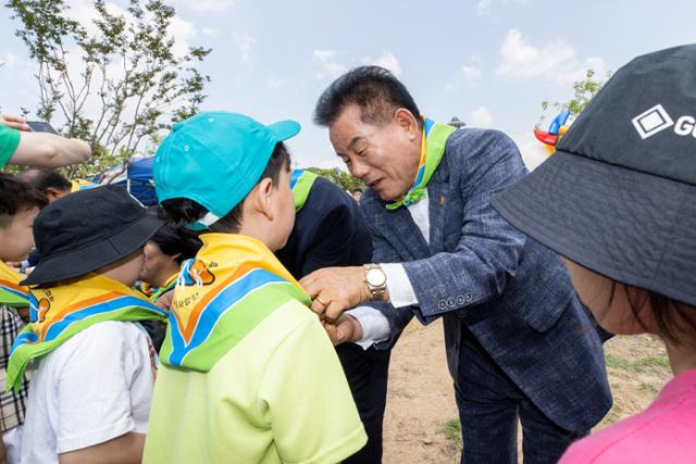 배한철 경북도의회 의장이 지난달 숲사랑 캠페인 행사에서 만난 어린이에게 배지를 달아주고 있다. 경북도의회 제공