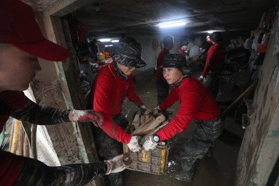 지난 18일 오후 경북 예천군 감천면 진평2리에서 해병대 1사단 장병들이 산사태 피해 복구에 나서고 있다. 연합뉴스