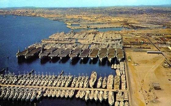 제2차 세계대전이 끝난 뒤 캘리포니아 수이선 만에 집겷한 미국 해군의 전투함들. 니증에 재활용하기 위해 질소충전과 부식방지 등의 모스볼 처리를 기다리고 있는 중이다. 미 해군