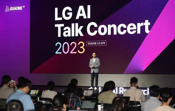 배경훈 LG AI연구원장이 19일 서울 강서구 마곡동 LG사이언스파크에서 열린 LG AI 토크콘서트에서 AI 플랫폼 '엑사원 2.0'(EXAONE 2.0)을 소개하고 있다. 연합뉴스