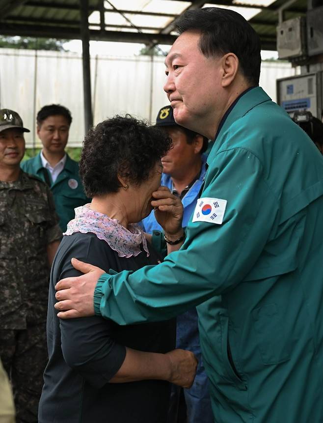 윤석열 대통령이 18일 충남 공주 탄천면 한우 축사를 방문해 집중호우로 피해를 입은 주민을 위로하고 있다. 대통령실 제공