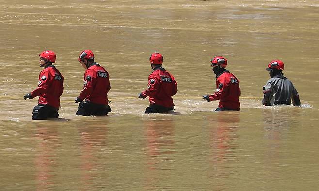 19일 오전 경북 예천군 호명면서 수색하던 해병대 장병 1명이 급류에 휩쓸려 실종된 가운데 119구조대가 실종 지점에서 수색에 나서고 있다. 연합뉴스