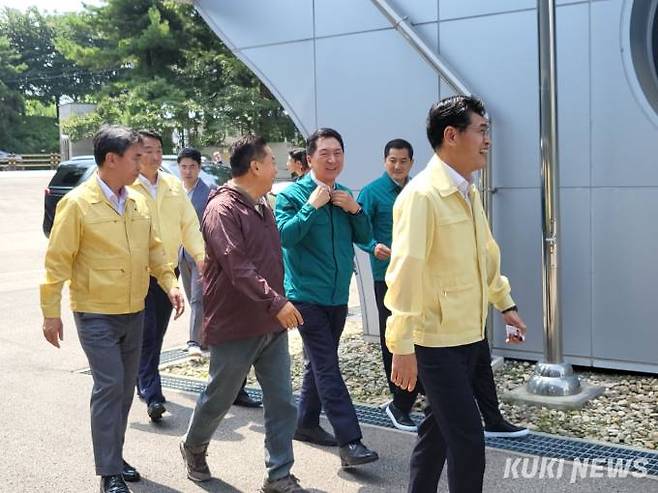 김기현 국민의힘 대표, 박대출 정책위의장과 소속 의원들이 19일 오전 서울 양천구 신월 빗물저류배수시설을 방문하고 있다.&nbsp; &nbsp;사진=최은희 기자
