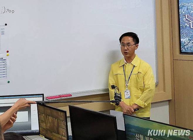 19일 오전 서울 양천구 신월 빗물저류배수시설 관계자가 시설 현황을 보고하고 있다.&nbsp; &nbsp;사진=최은희 기자&nbsp;