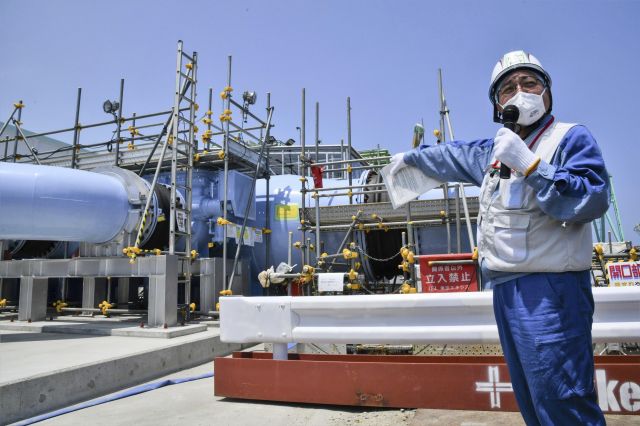 일본 도쿄전력 직원이 지난달 26일 후쿠시마 다이치 원자력발전소에서 오염수 방류 시설을 취재진에게 소개하고 있다. AP연합뉴스