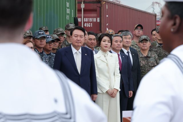 윤석열 대통령과 부인 김건희 여사가 19일 오후 부산 남구 해군작전사령부 부산작전기지를 방문해 미국 오하이오급 핵추진 탄도유도탄 잠수함(SSBN) 켄터키함(SSBN-737)에 대한 설명을 듣고 있다. 대통령실 제공