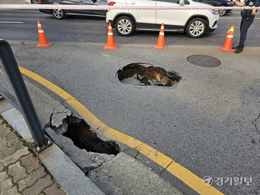 19일 오후 4시59분께 팔달구 우만동 뭇골사거리(수원시청 방면) 우회전 구간 지반이 침하됐다. 김기현기자