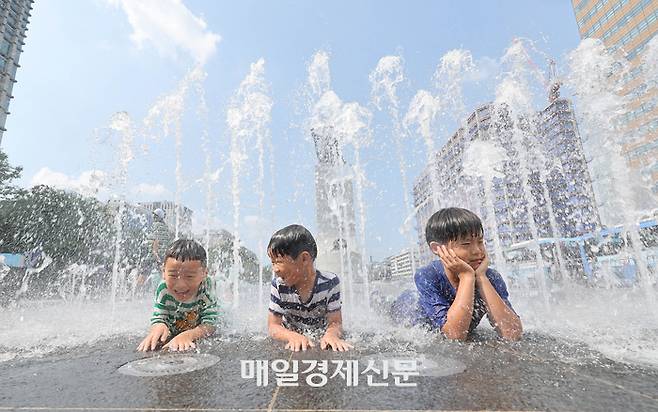 전국 곳곳 폭염주의보가 발효된 19일 오후 서울 광장을 찾은 아이들이 물놀이를 즐기고 있다. 2023.7.19.[이충우기자]