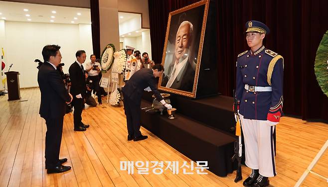 이승만 초대 대통령 서거 58주기 추모식이 19일 오전 11시 국립서울현충원 현충관에서 이승만건국대통령기념사업회 주관으로 열렸다. 이날 추모식에는 박민식 국가보훈부 장관을 비롯한 각계 인사와 기념사업회 회원, 시민 등 500여 명이 참석했다.2023.07.19[이충우기자