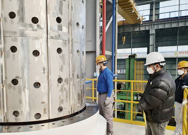 세아베스틸 관계자가 북미에 수출한 사용후핵연료 운반저장겸용용기 내부에 방사능 차폐를 위해 격자모양의 바스켓을 설치하고 있다. /사진=세아베스틸