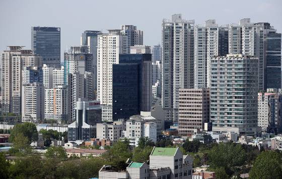 19일 글로벌 부동산 업체 '쿠시먼앤드웨이크필드'는 최근 '2023년 2분기 부동산 투자·오피스 시장 보고서'를 발표, 지난 2분기 서울과 분당 권역 오피스 빌딩 거래 규모는 직전 분기 대비 230% 증가한 3조3000억원(12건 거래)를 기록해다고 밝혔다. 같은 기간 A급 오피스 빌딩 평균 공실률은 2%대로 빈 사무실이 거의 없는 것으로 나타났다./사진=뉴시스