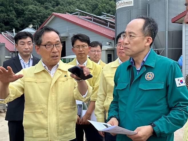 이병호 한국농어촌공사 사장이 추경호 부총리에게 충남 공주시 우성면 침수 피해 현황을 보고하고 있다. '사진 왼쪽부터 이병호 농어촌공사 사장, 추경호 경제부총리/ 농어촌공사