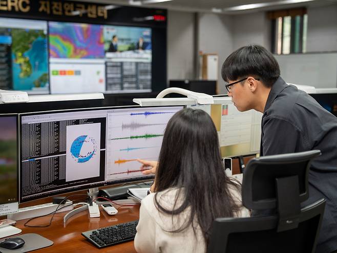 한국지질자원연구원 지진연구센터 연구원들이 지진을 분석하고 있다. [한국지질자원연구원 제공]