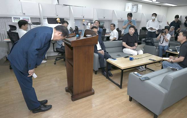 홍준표 대구시장이 19일 오후 대구시 동인청사 기자실을 찾아 '수해 골프' 논란에 대해 사과하고 머리를 숙이고 있다.[대구시 제공]